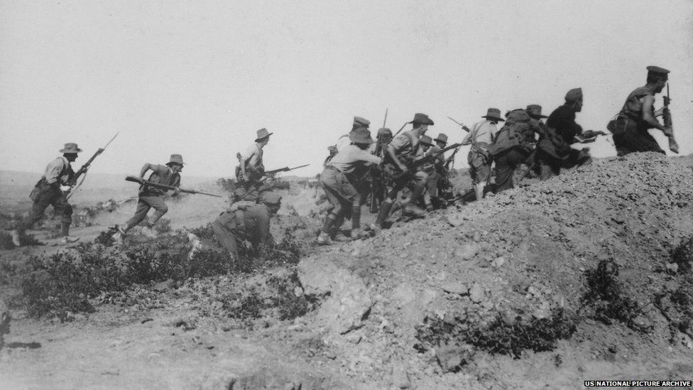 Австралийские войска атакуют османский бункер в январе 1916 года