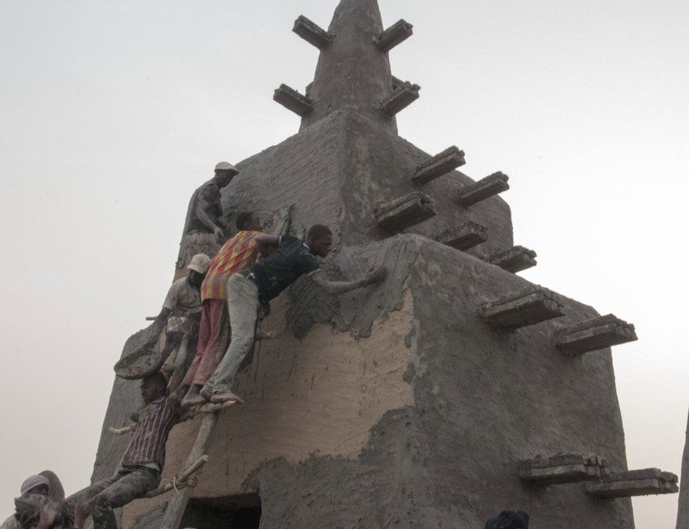 Even though thousand of people took part in the Djingarei Labougouy (the 'rough-casting' or rendering of the great mosque in Songhrai) no serious injuries were recorded.