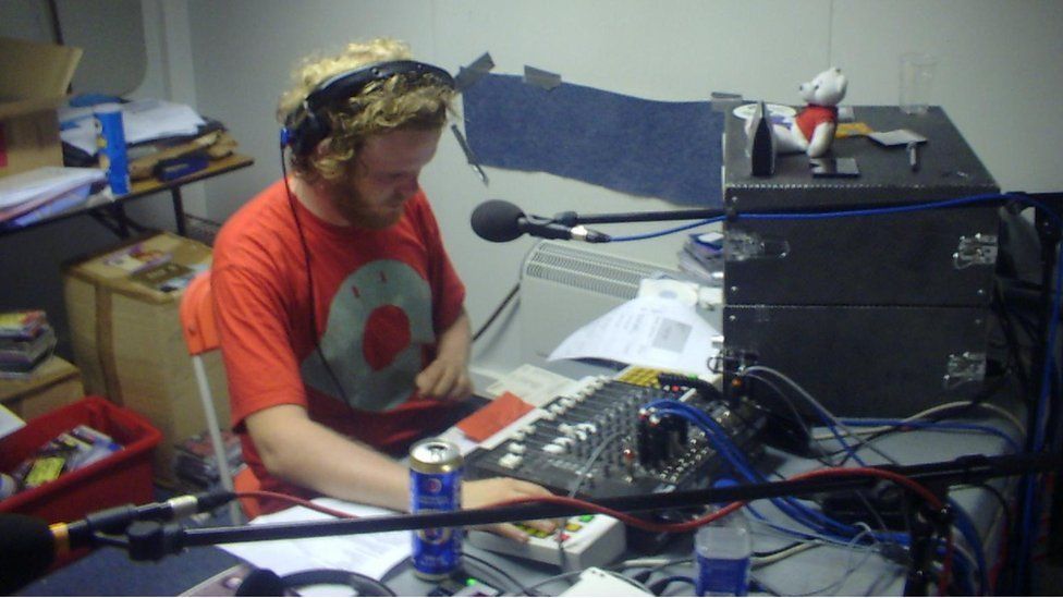 Huw Stephens y tu ôl i ddesg ddarlledu C2, BBC Radio Cymru yn Eisteddfod Meifod 2003