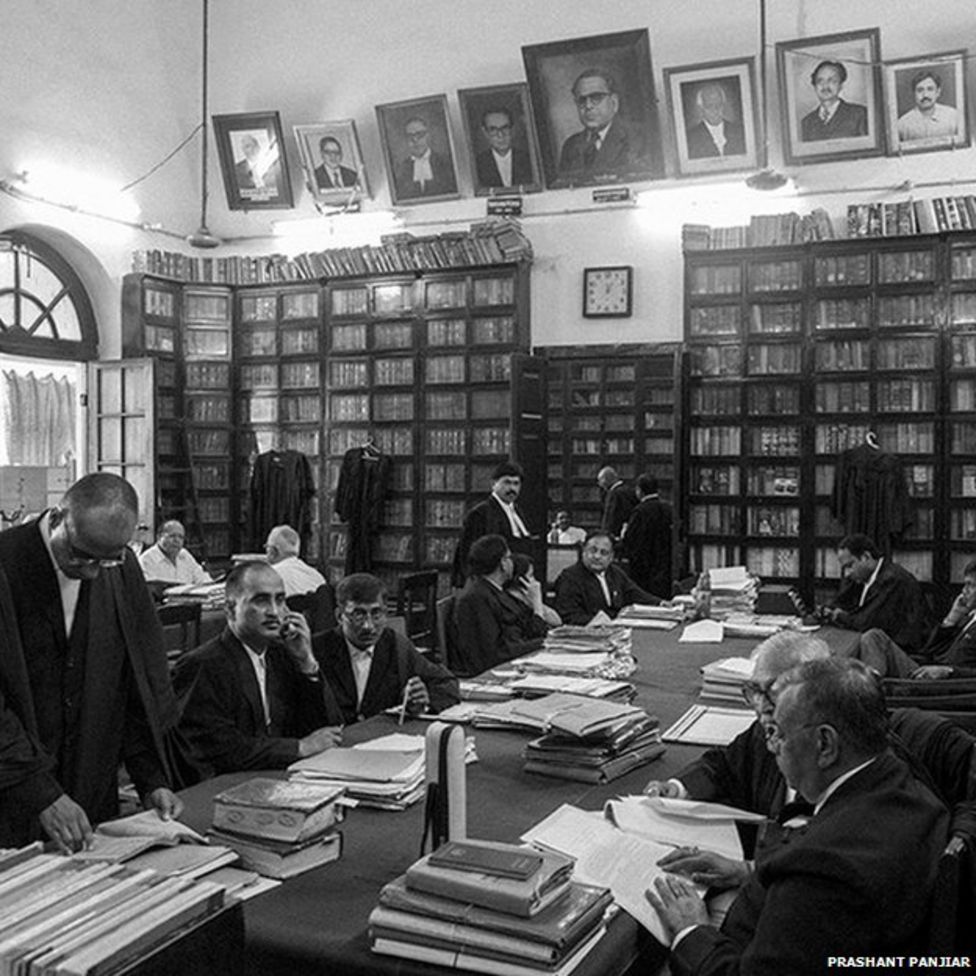 In pictures: Inside an Indian high court - BBC News