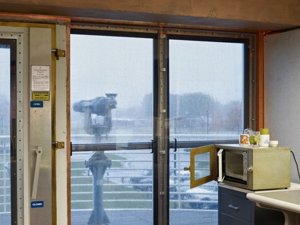 Microwave oven inside a faraday cage