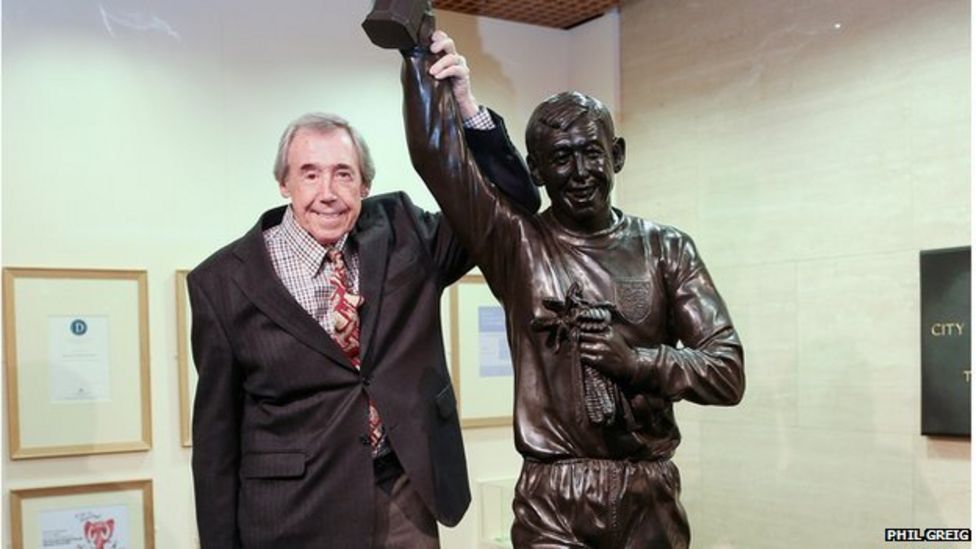 Gordon Banks sculpture unveiled at Stoke City - BBC News