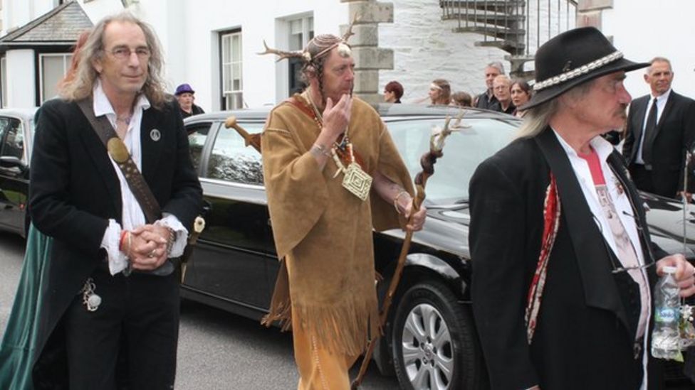 'Eron the wizard': Crowds attend Wiccan funeral - BBC News