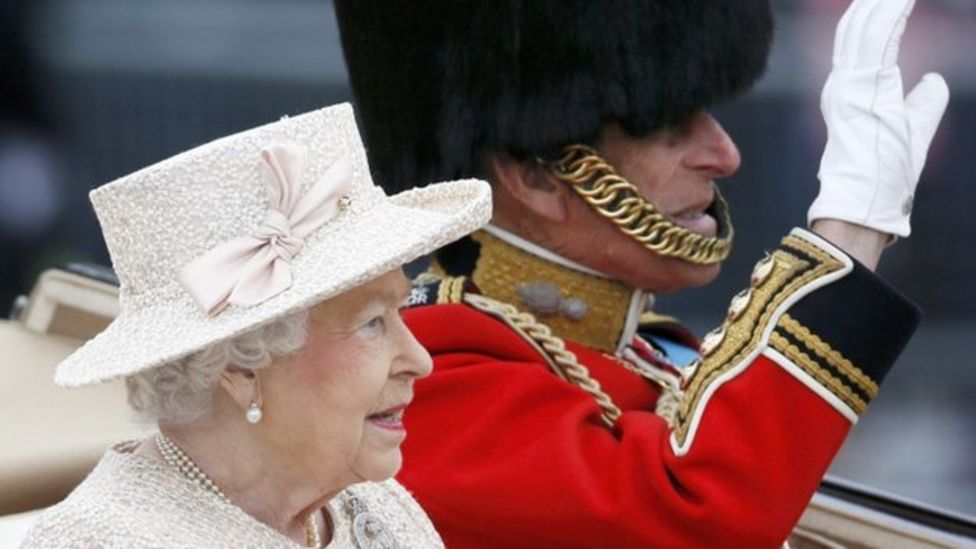 Prince George joins Queen on palace balcony for flypast - BBC News