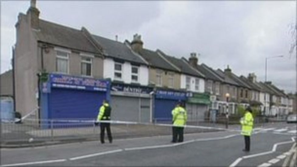 Man hailed a hero for saving life after Dartford fight - BBC News