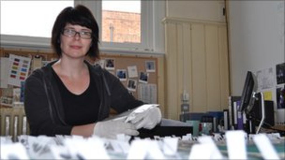 Iceni gold coin hoard clean-up at Ipswich Museum - BBC News