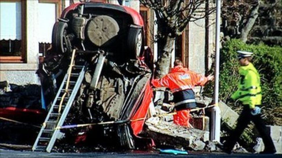 Teenager dies in car wall crash in Fraserburgh BBC News