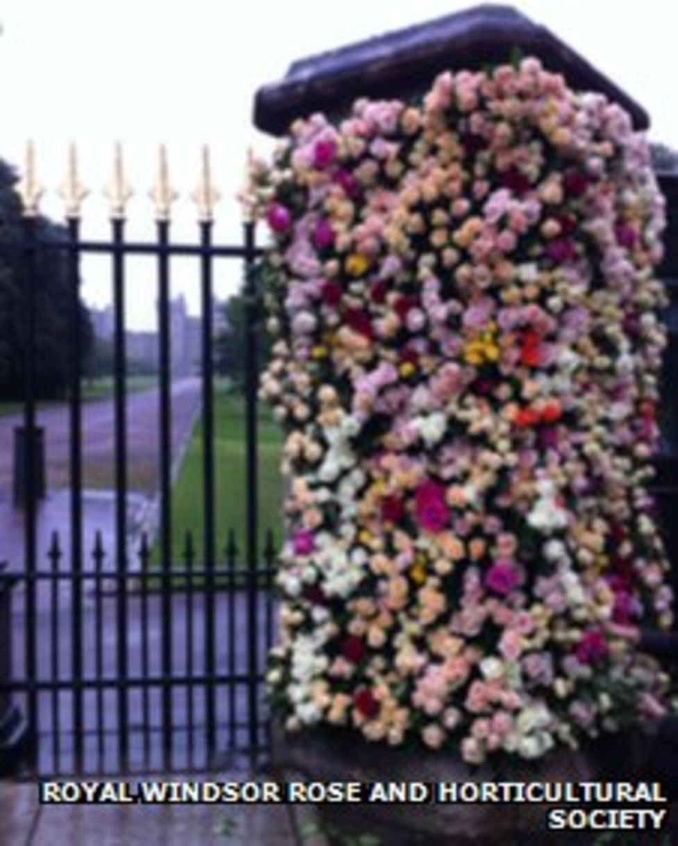 Queen's Coronation arch opens in Windsor
