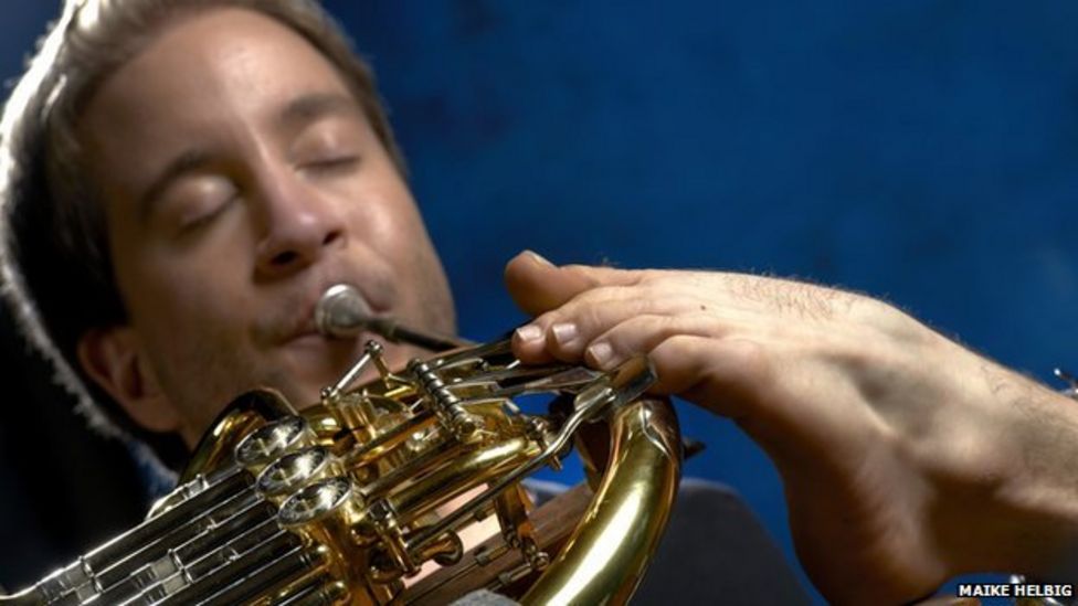 The man who plays French horn with his toes BBC News