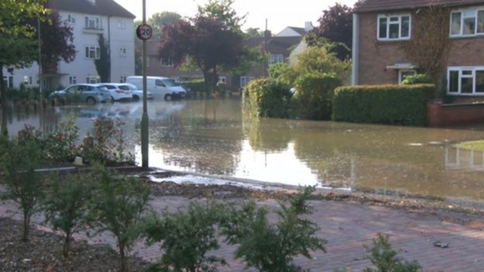Oxford evacuated floodhit homes guarded over looting fears BBC News