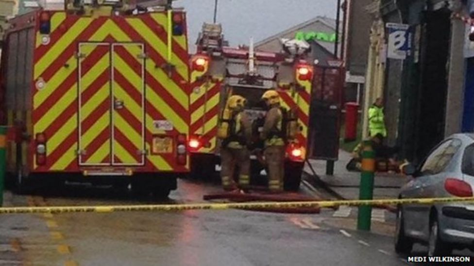 Caernarfon flat fire closes Bangor Street BBC News