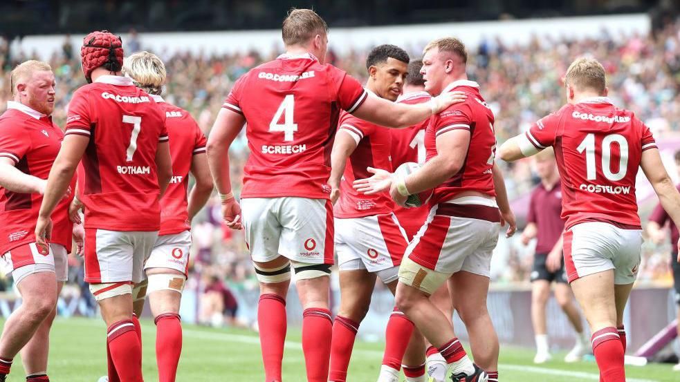 Wales celebrate Dewi Lake try