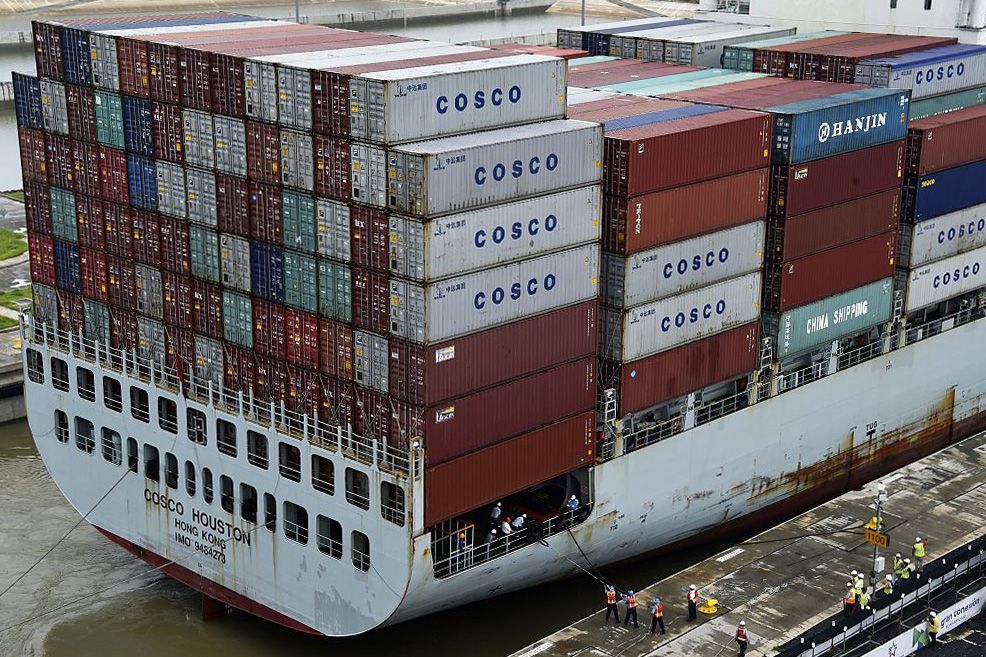 Грузовой корабль Cosco Houston пересекает новый Cocoli Locks во время испытаний на Панамском канале 23 июня 2016 г.