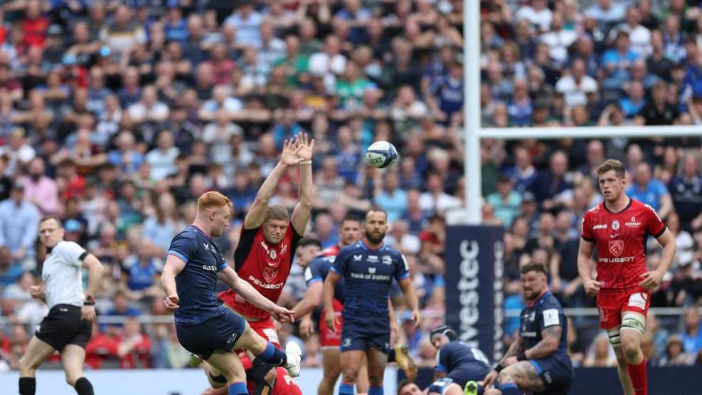 Frawley misses his drop-goal attempt for Leinster