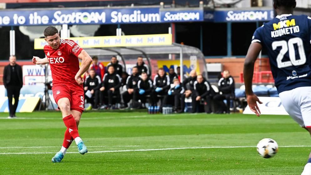 Aberdeen’s Kevin Nisbet scores to make it 1-0 during the Scottish Premiership match between Dundee and Aberdeen