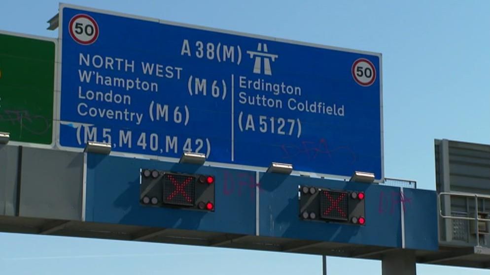 Closure signs on the A38 (M)