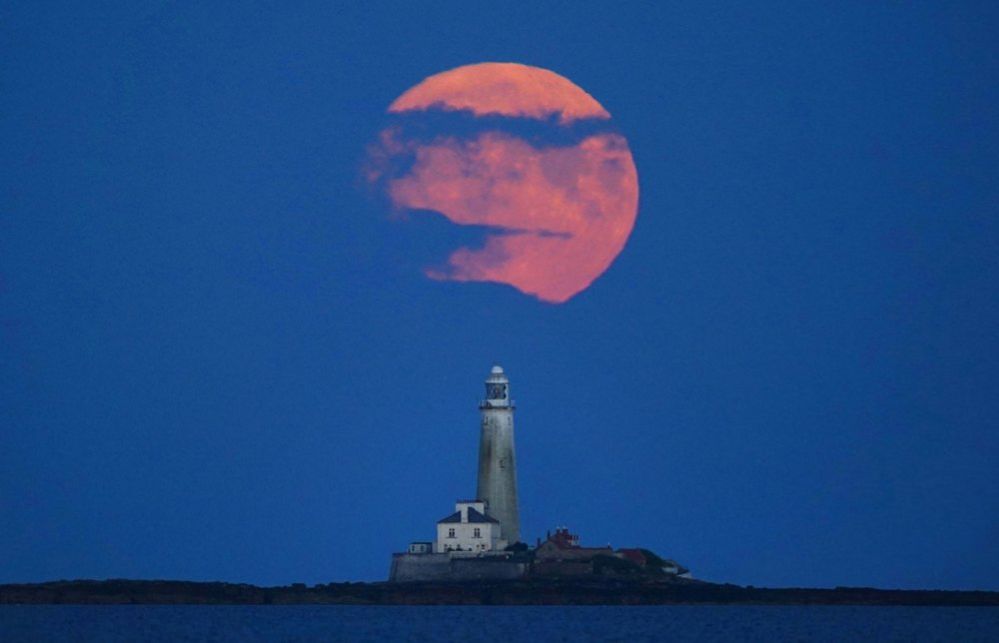 Полная луна взойдет над маяком Святой Марии в заливе Уитли 2 июля
