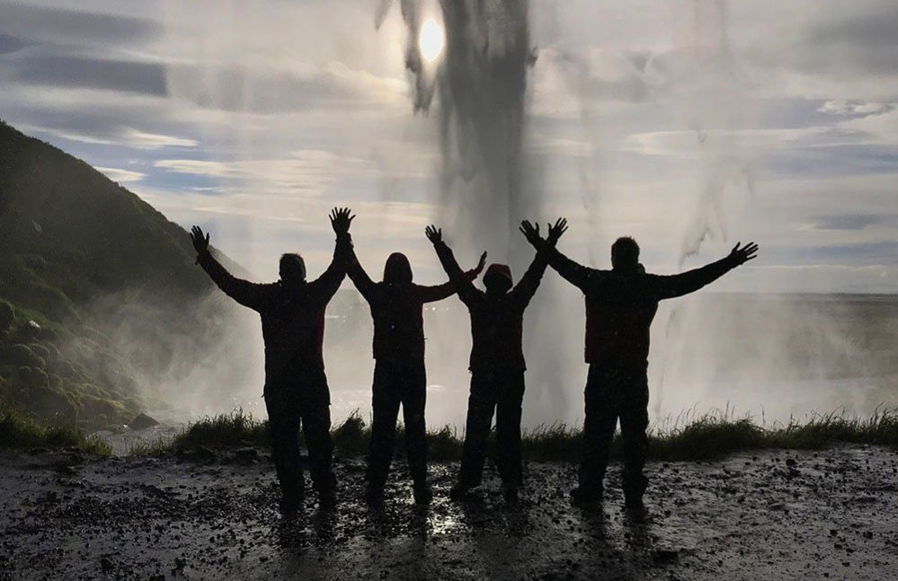 Четыре человека за водопадом