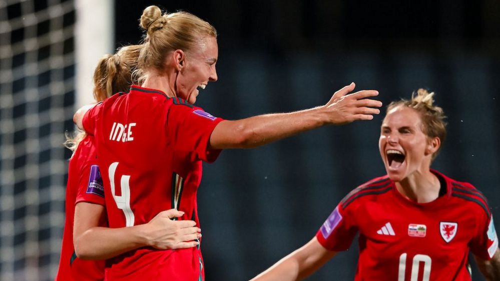 Sophie Ingle celebrates with Jess Fishlock