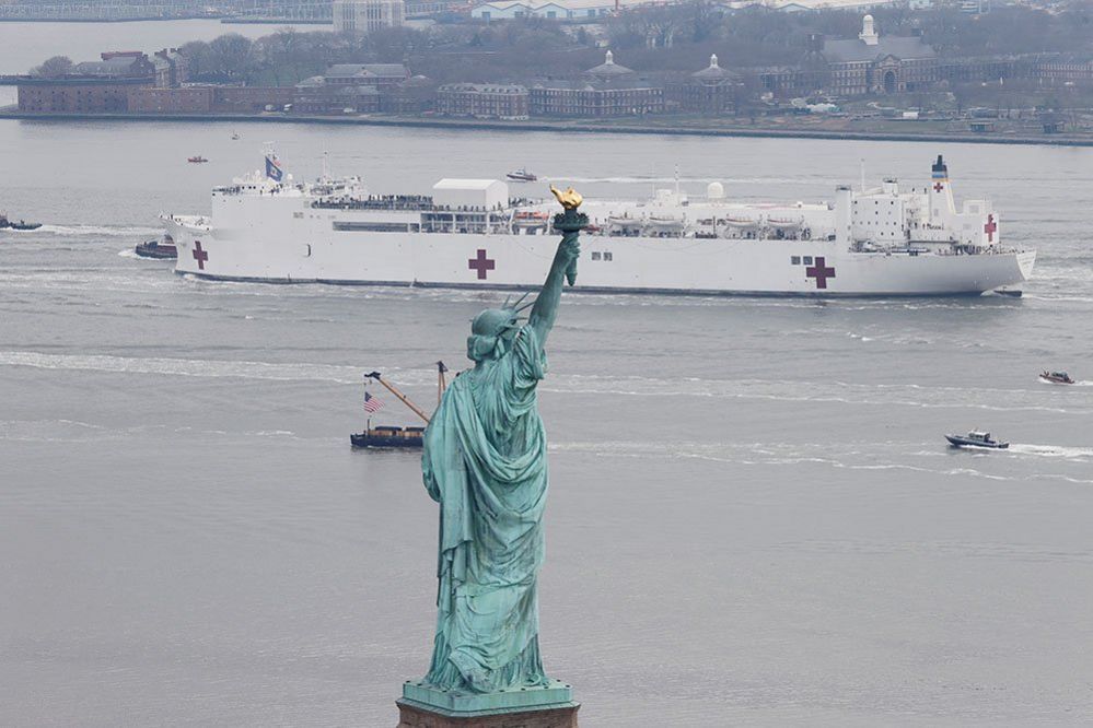 USNS Comfort passes the Statue of Liberty