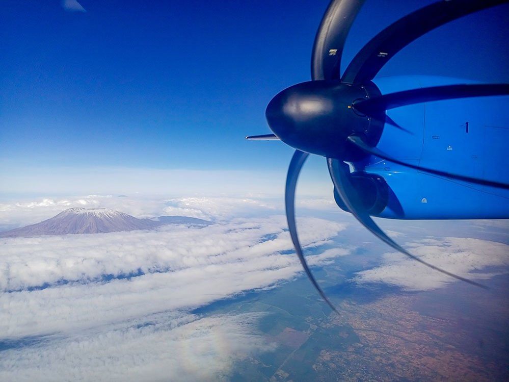 Гора Килиманджаро в Танзании, вид с самолета