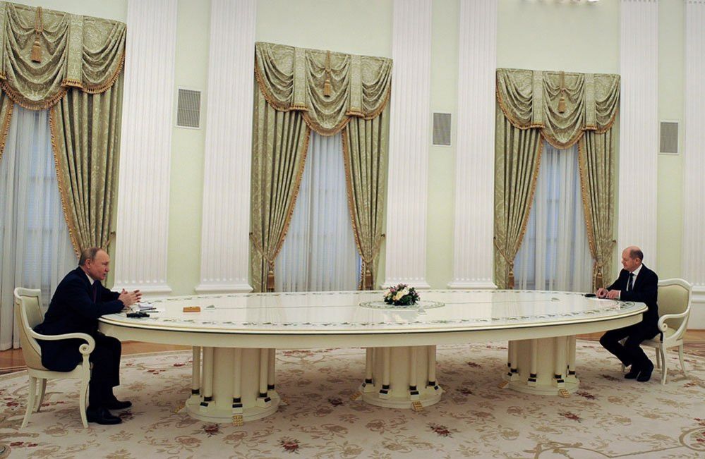 Russian President Vladimir Putin (left) and German Chancellor Olaf Scholz meet in the Kremlin in Moscow