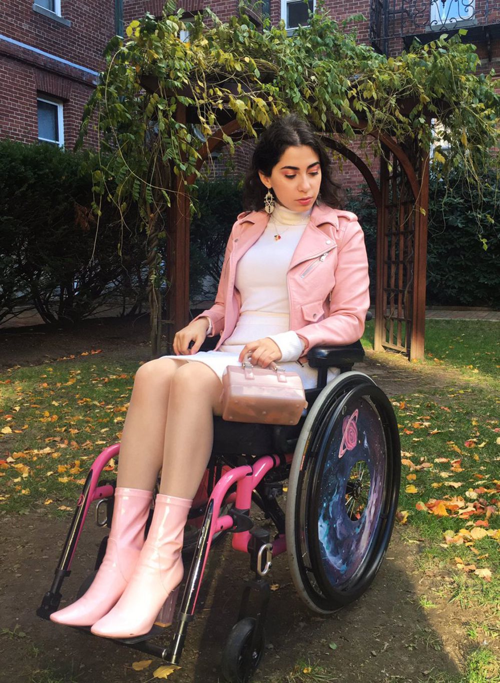 How #HotPersonInAWheelchair is fighting hate on Twitter - BBC News