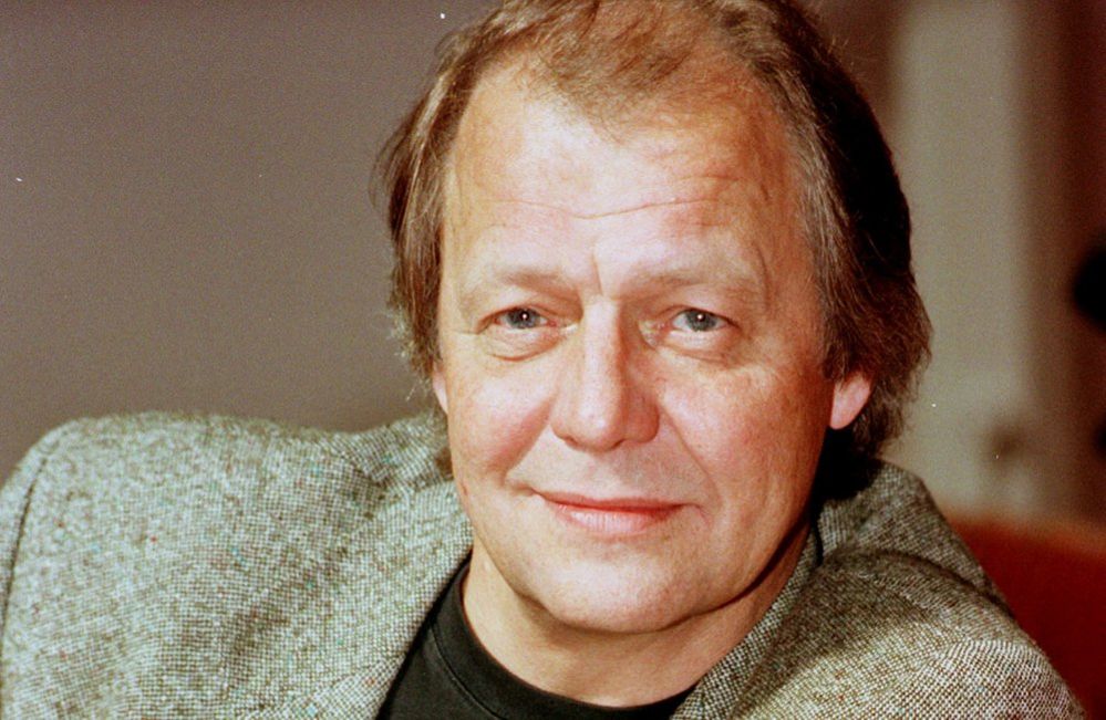 David Soul looking at the camera in a head and shoulders portrait taken in 1997