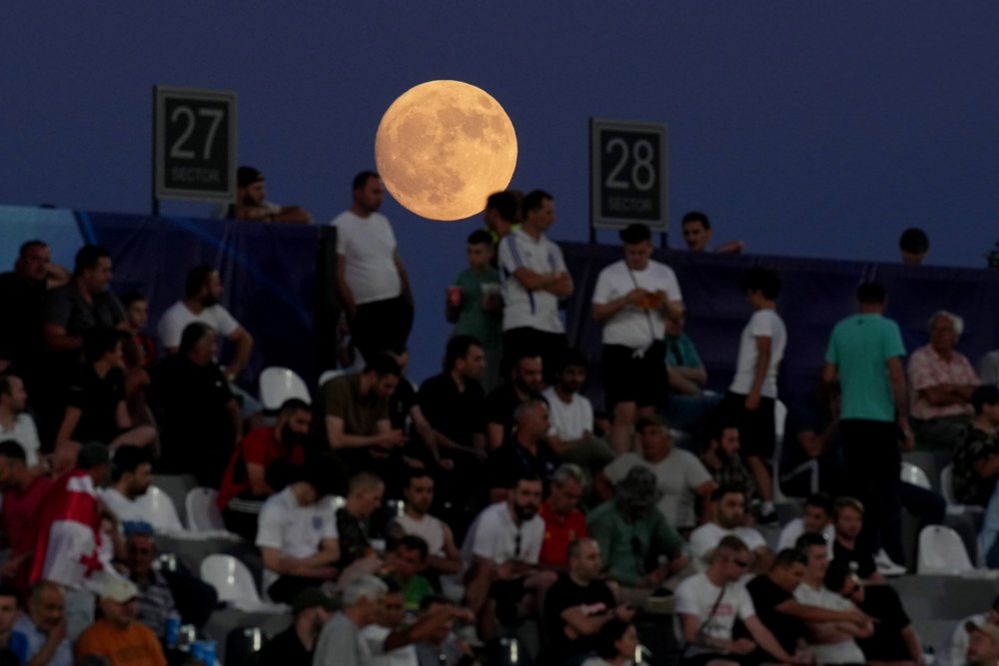 Una vista generale della luna dall'interno dello stadio durante la partita dei quarti di finale di UEFA Under 21 Euro 2023 tra Inghilterra e Portogallo alla Shengelia Arena il 02 luglio 2023 a Kutaisi, Georgia