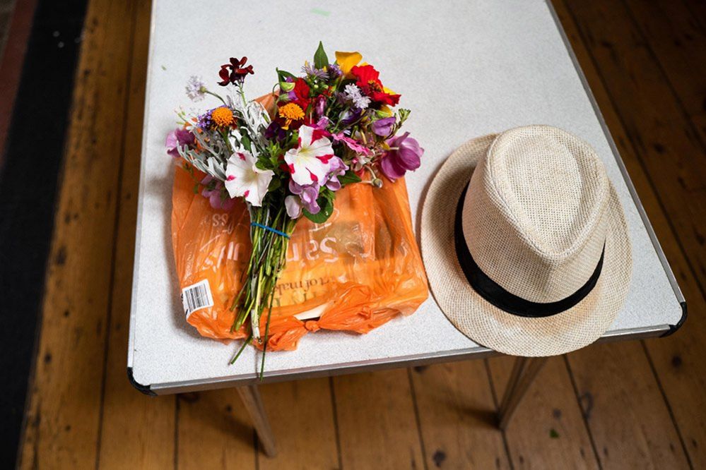 Шляпа и цветы