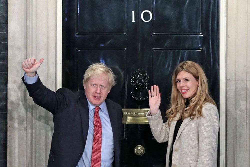 Премьер-министр Борис Джонсон и его подруга Кэрри Саймондс прибывают на Даунинг-стрит после того, как Консервативная партия вернулась к власти на всеобщих выборах с повышенным большинством