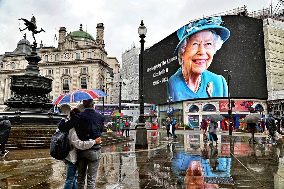 A picture in Piccadilly Circus announces the death of Queen Elizabeth II