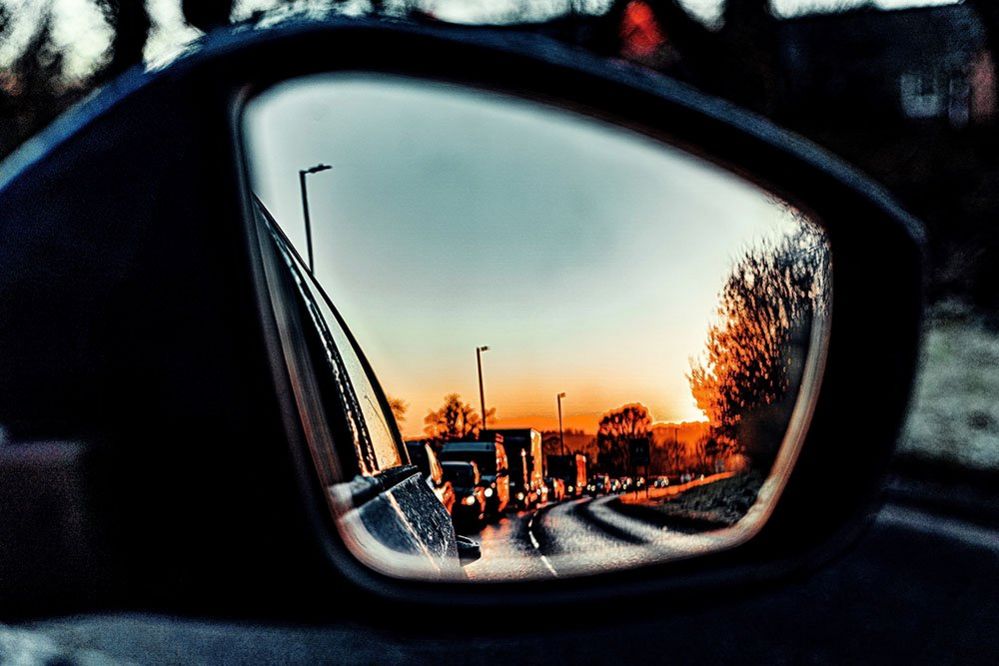 Traffic in a wing mirror