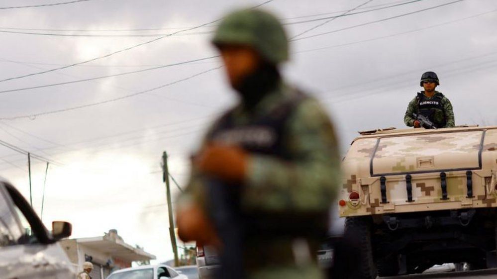Военнослужащие мексиканской армии работают на военном контрольно-пропускном пункте в рамках операции по обеспечению безопасности по снижению уровня насилия в Сьюдад-Хуаресе, Мексика, 16 августа 2022 года.