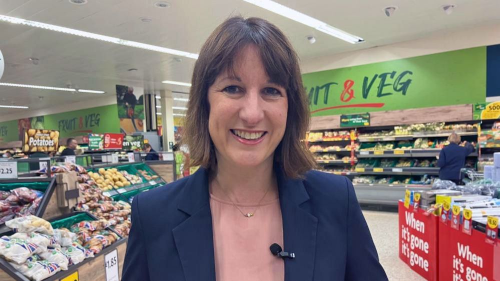 Rachel Reeves in a supermarket