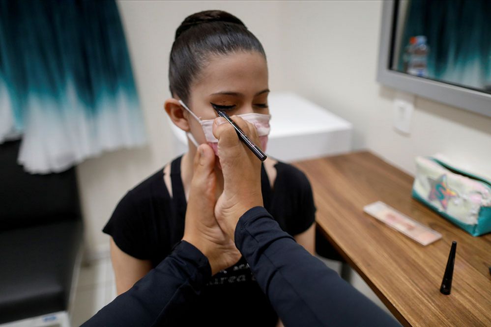Vitoria Bueno applies make-up