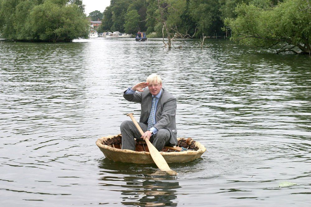 Борис Джонсон плывет по реке Темзе на лодке в помощь организации «Спасти детей».