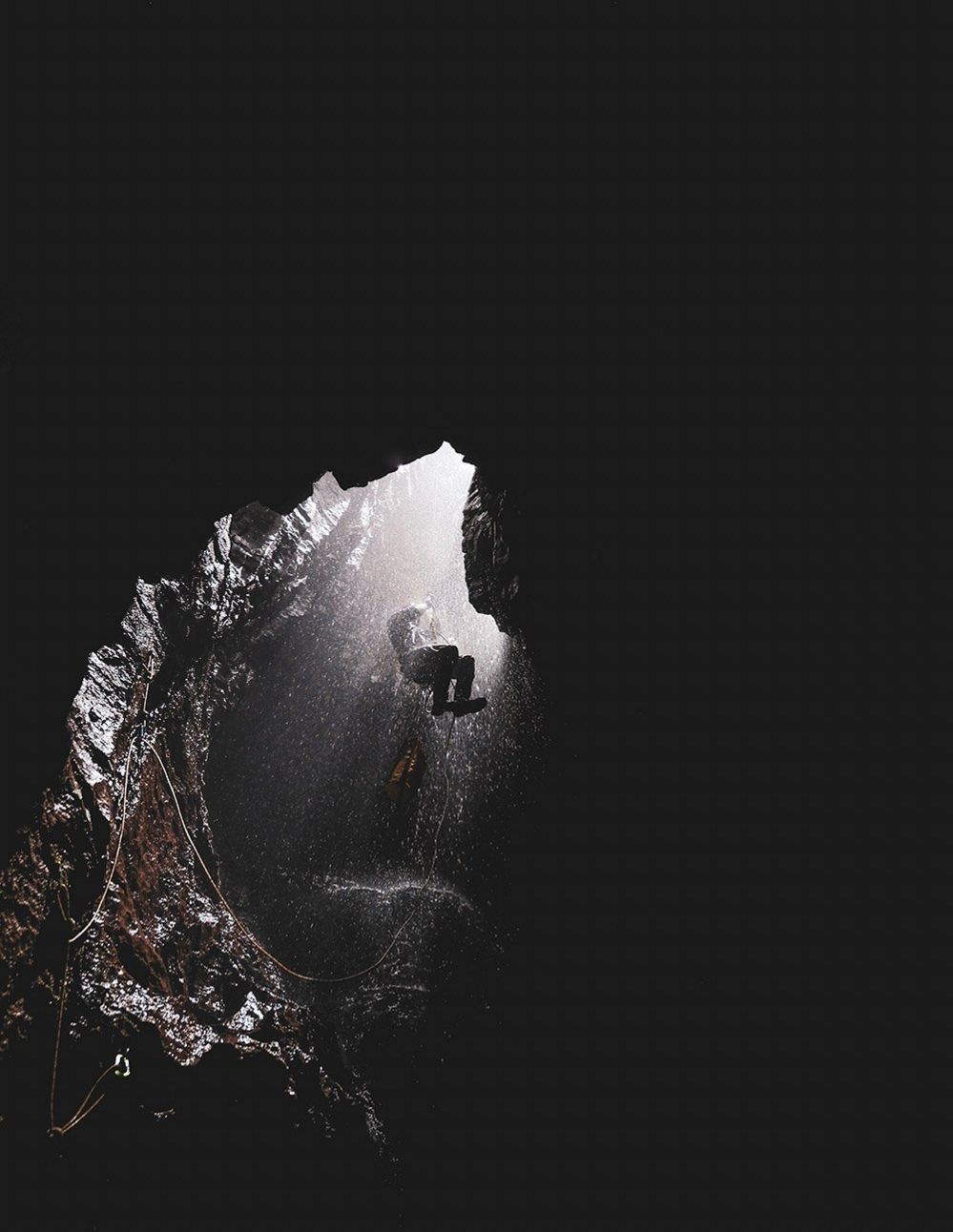 Спелеолог спускается в пещеру