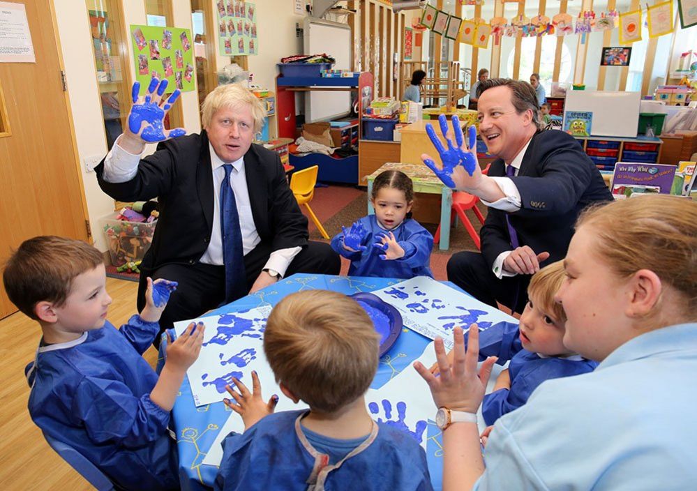 Kryeministri David Cameron (djathtas) dhe kryetari i bashkisë së Londrës Boris Johnson marrin pjesë në një sesion pikture me dorë