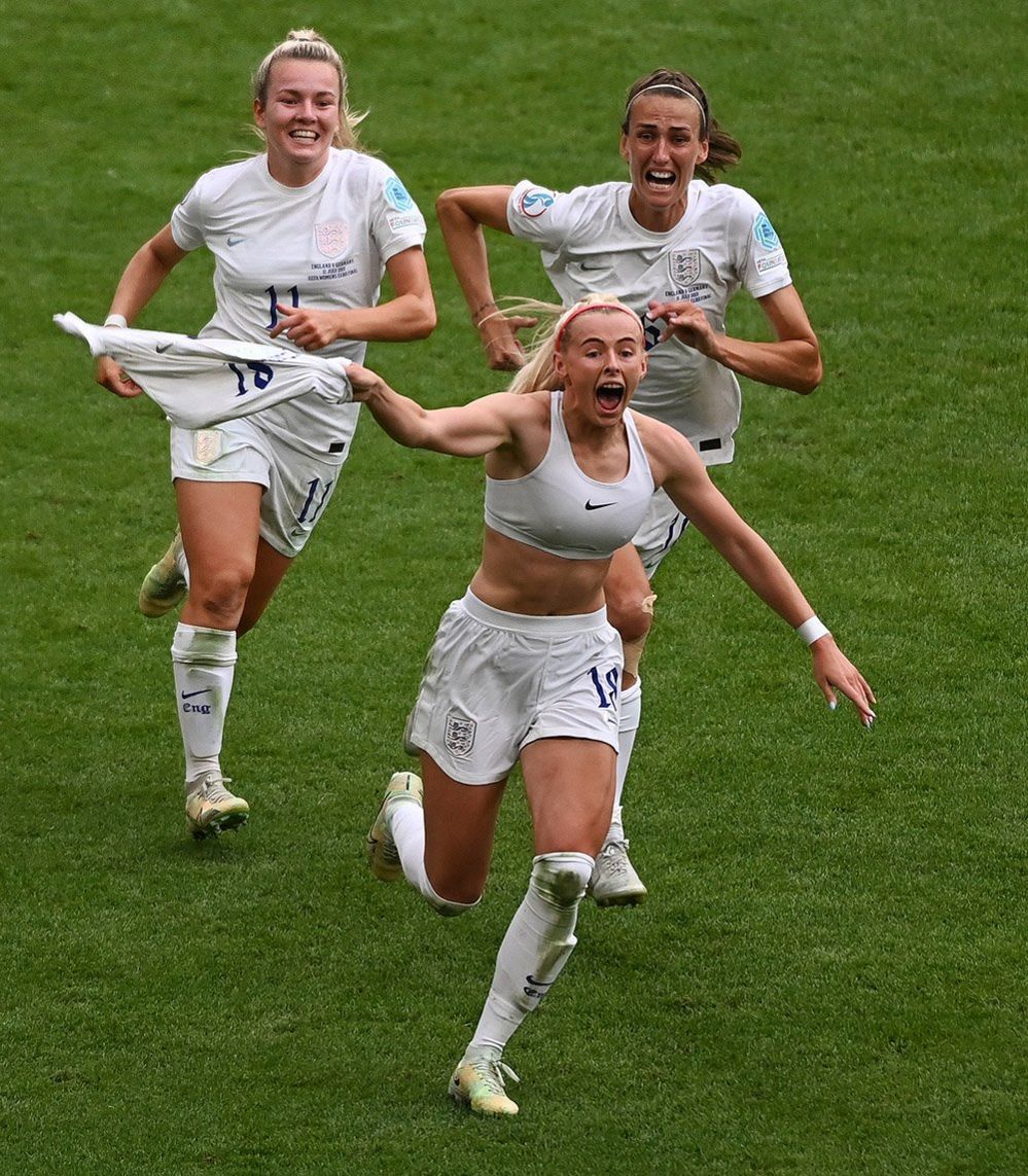 Chloe Kelly (C) celebrates after scoring the winning goal