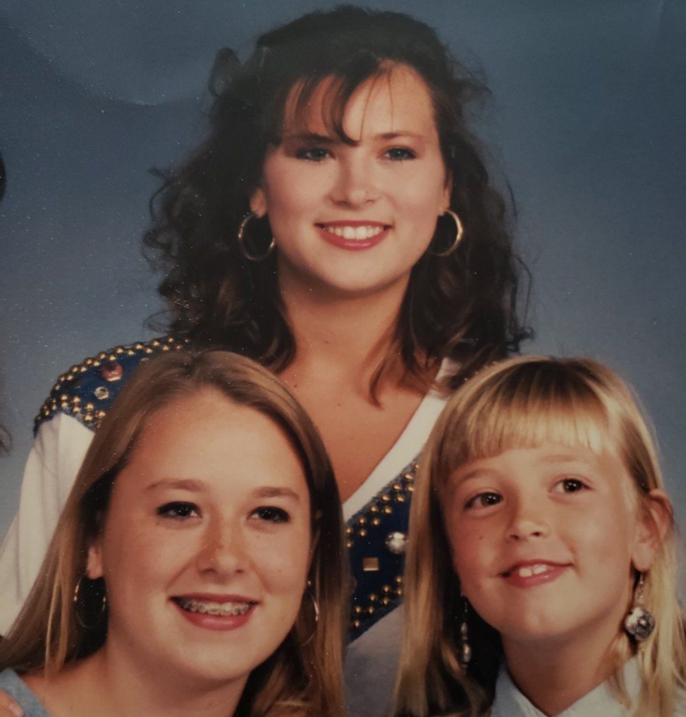 Amy Carlson (C) and her two younger sisters Tara (L) and Chelsea (R)