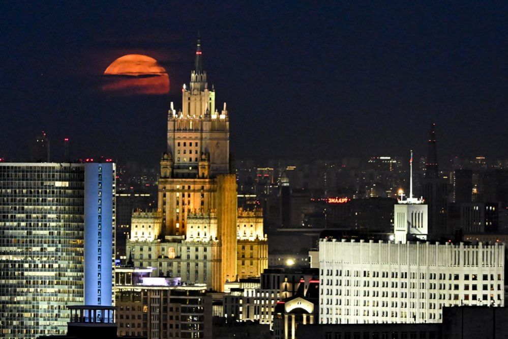 Полная луна поднимается над зданием Министерства иностранных дел России в Москве, Россия, 3 июля 2023 года