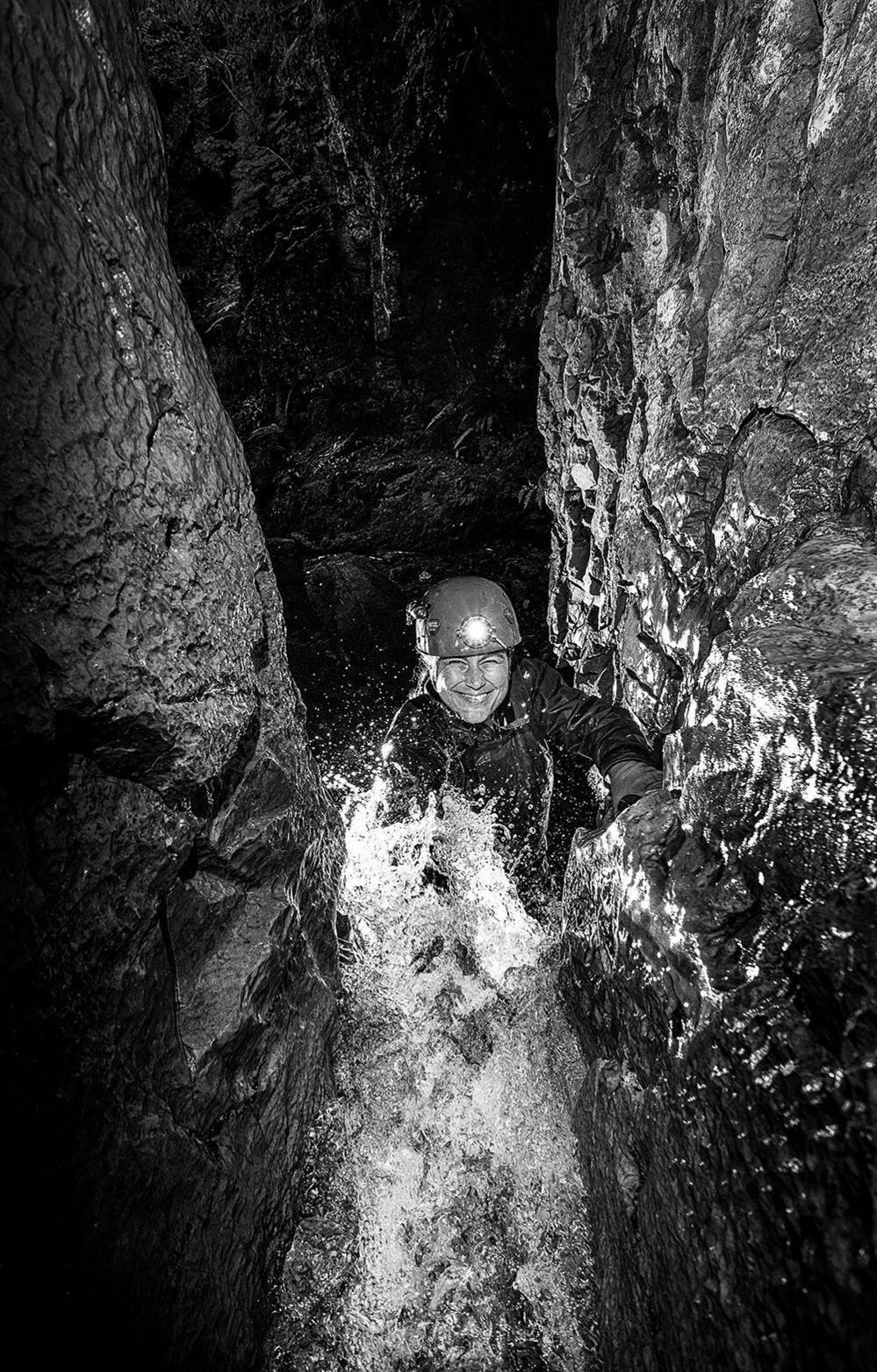 Мужчина в мокрой пещере