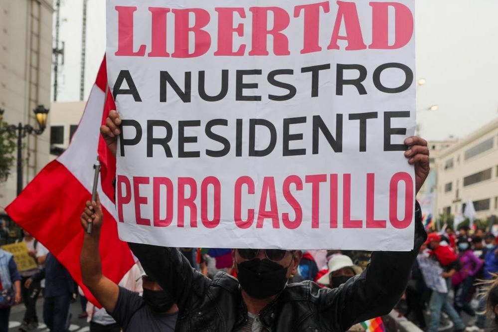 Una persona sostiene una pancarta que dice "Libertad para nuestro presidente Pedro Castillo" durante una protesta que exige el cierre del Congreso luego de que el líder peruano Pedro Castillo fuera derrocado y detenido en una prisión policial, en Lima, Perú, el 10 de diciembre de 2022.