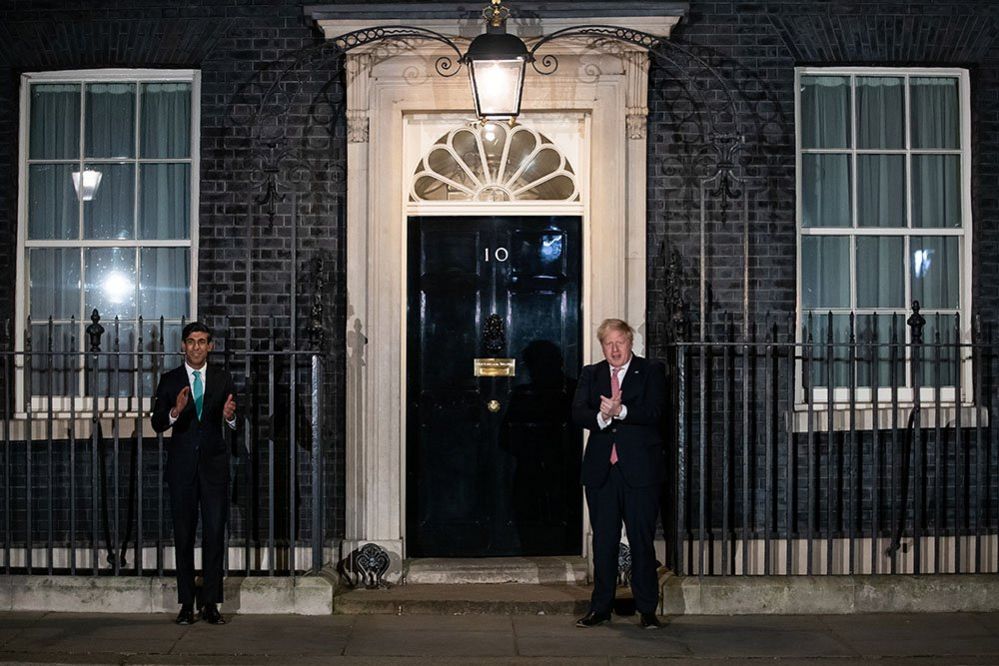 Kryeministri Boris Johnson (djathtas) dhe kancelari Rishi Sunak jashtë 10 Downing Street