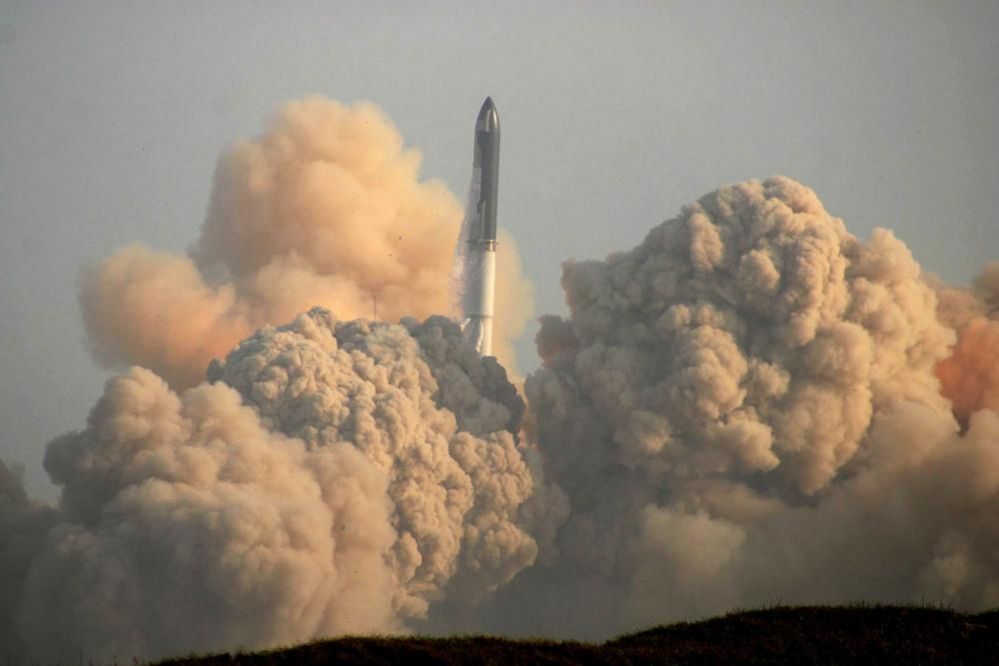 Nisja e nisjes së fluturimit testues inaugurues të Starship në përpjekjen e dytë në objektin e lëshimit të SpaceX në Boca Chica, Teksas, SHBA, nga afërsia e Rio Grande, në Matamoros, Tamaulipas, Meksikë, 20 prill 2023. Mijëra meksikanë në kufirin e SHBA-së panë ngritjen historike dhe shpërthimin e mëpasshëm të raketës Starship të manjatit amerikan Elon Musk.
