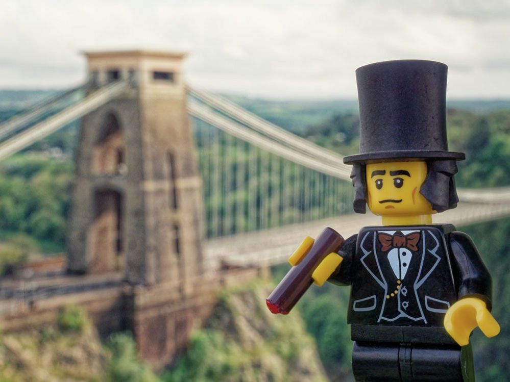 Фигурка Лего Брюнеля перед Клифтонским подвесным мостом в Бристоле