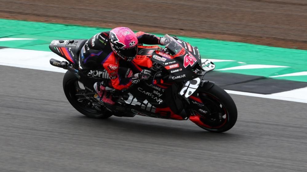 Motorbike racing at Silverstone