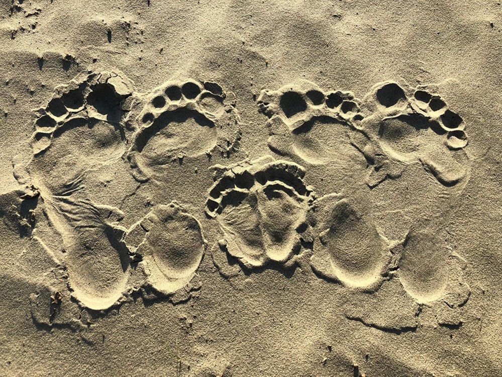 Следы ног на песке