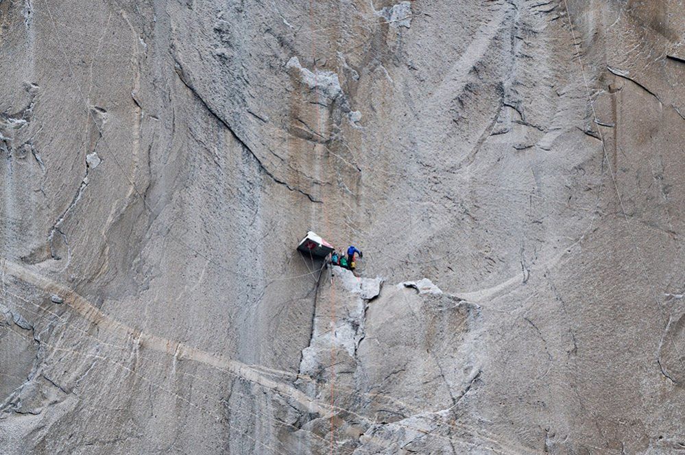 Альпинисты на скале